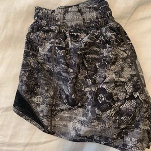 Lululemon Hotty Hot Shorts 2.5